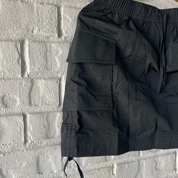Lululemon Nylon Cargo Mini Skirt
Black small - Picture 3 of 4